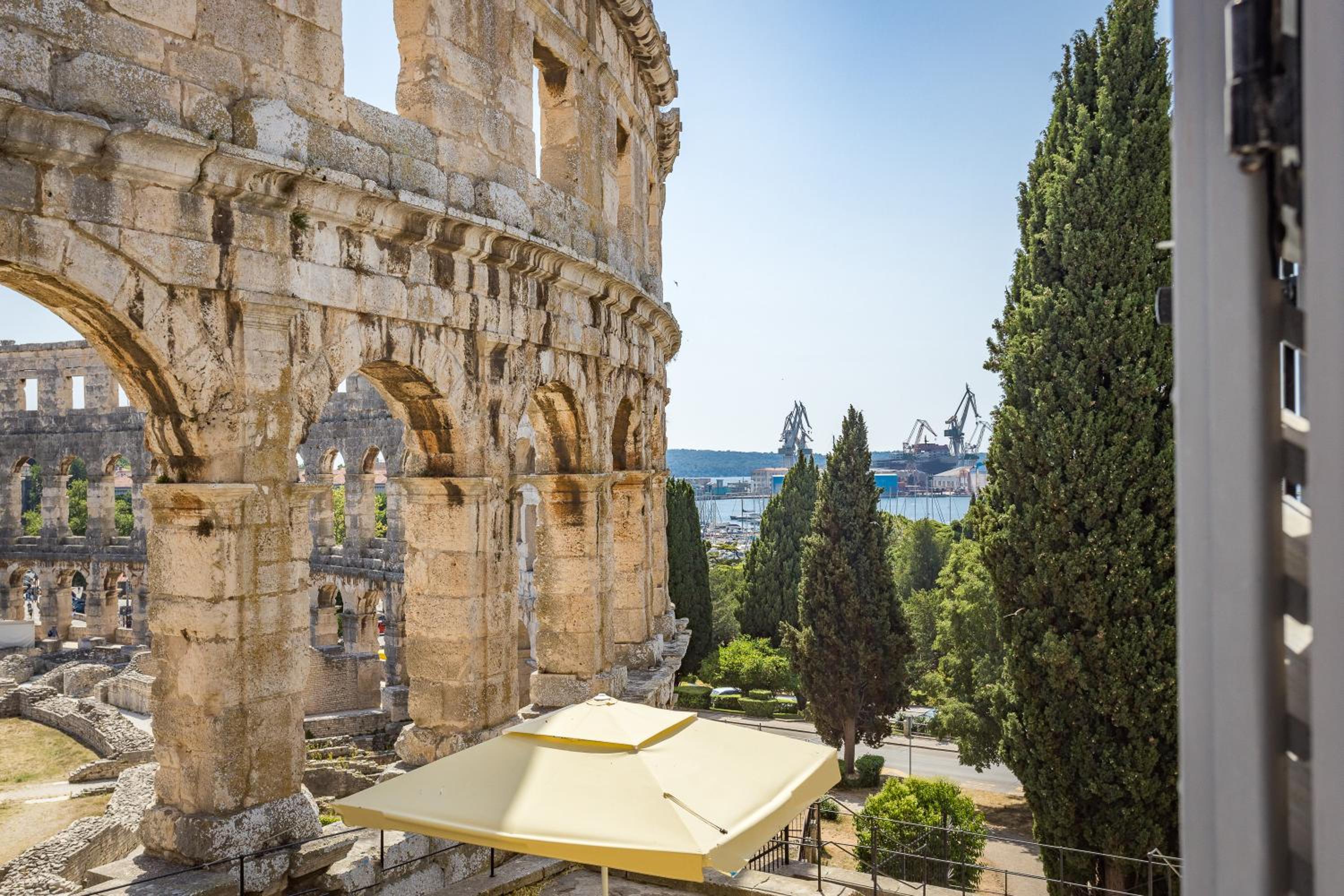 Hotel Superb Arena View - Image 1