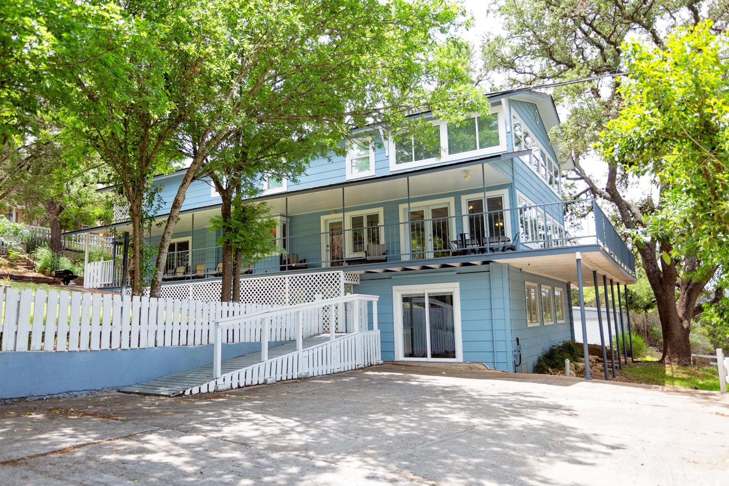 Hotel Blues Escape 4000 sqft. A few steps to Canyon Lake - Image 1