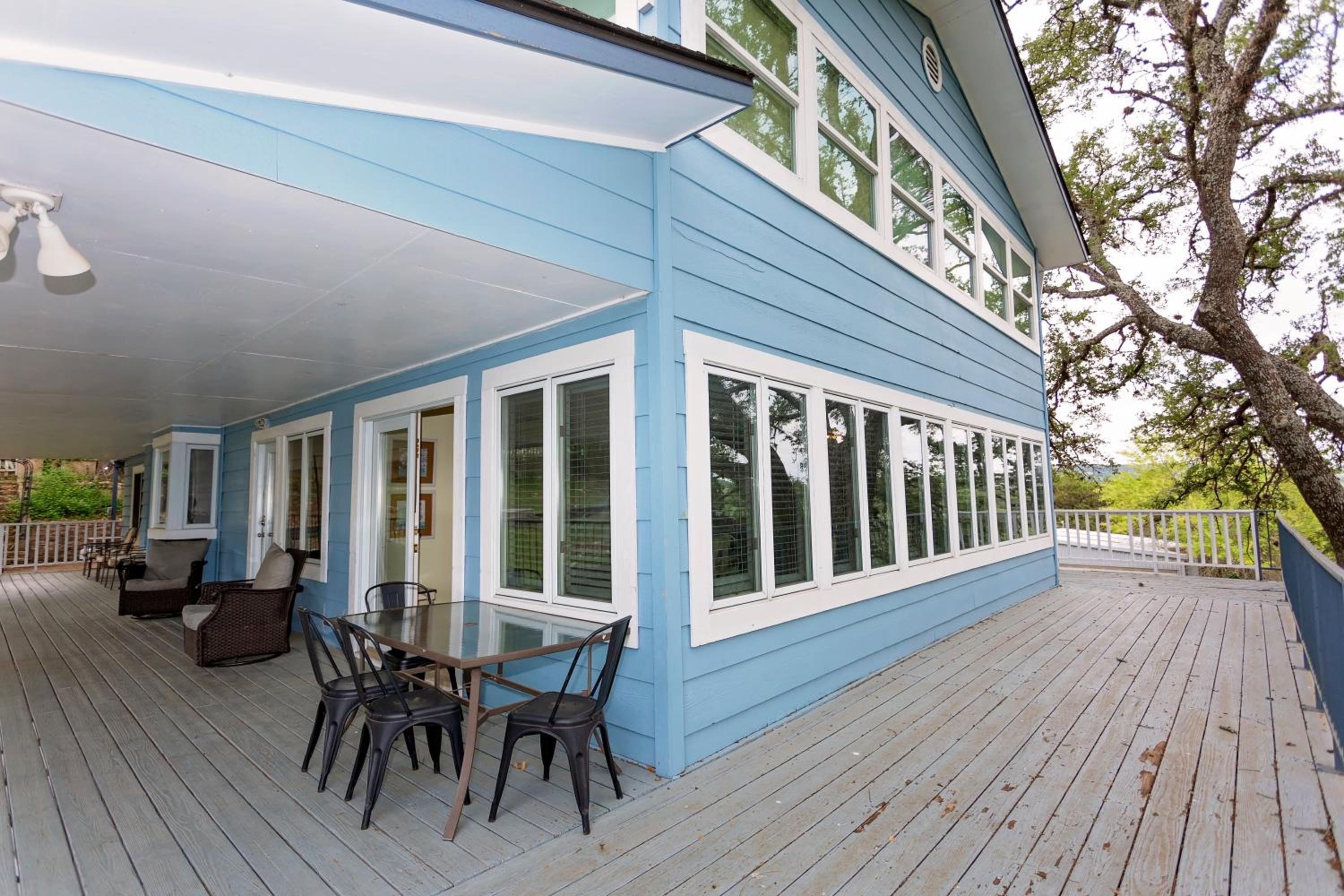 Blues Escape 4000 sqft. A few steps to Canyon Lake view 2