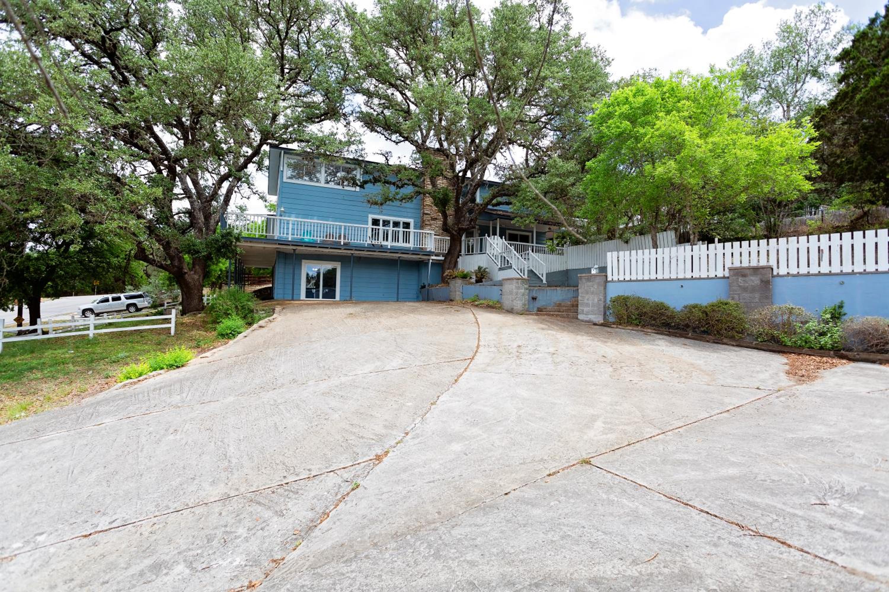 Blues Escape 4000 sqft. A few steps to Canyon Lake view 5