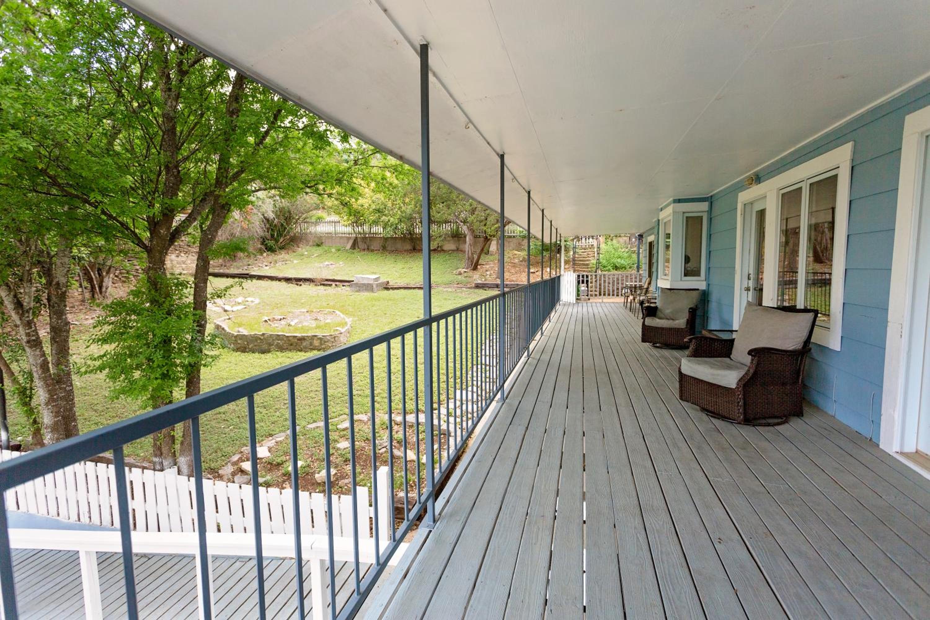 Blues Escape 4000 sqft. A few steps to Canyon Lake view 4