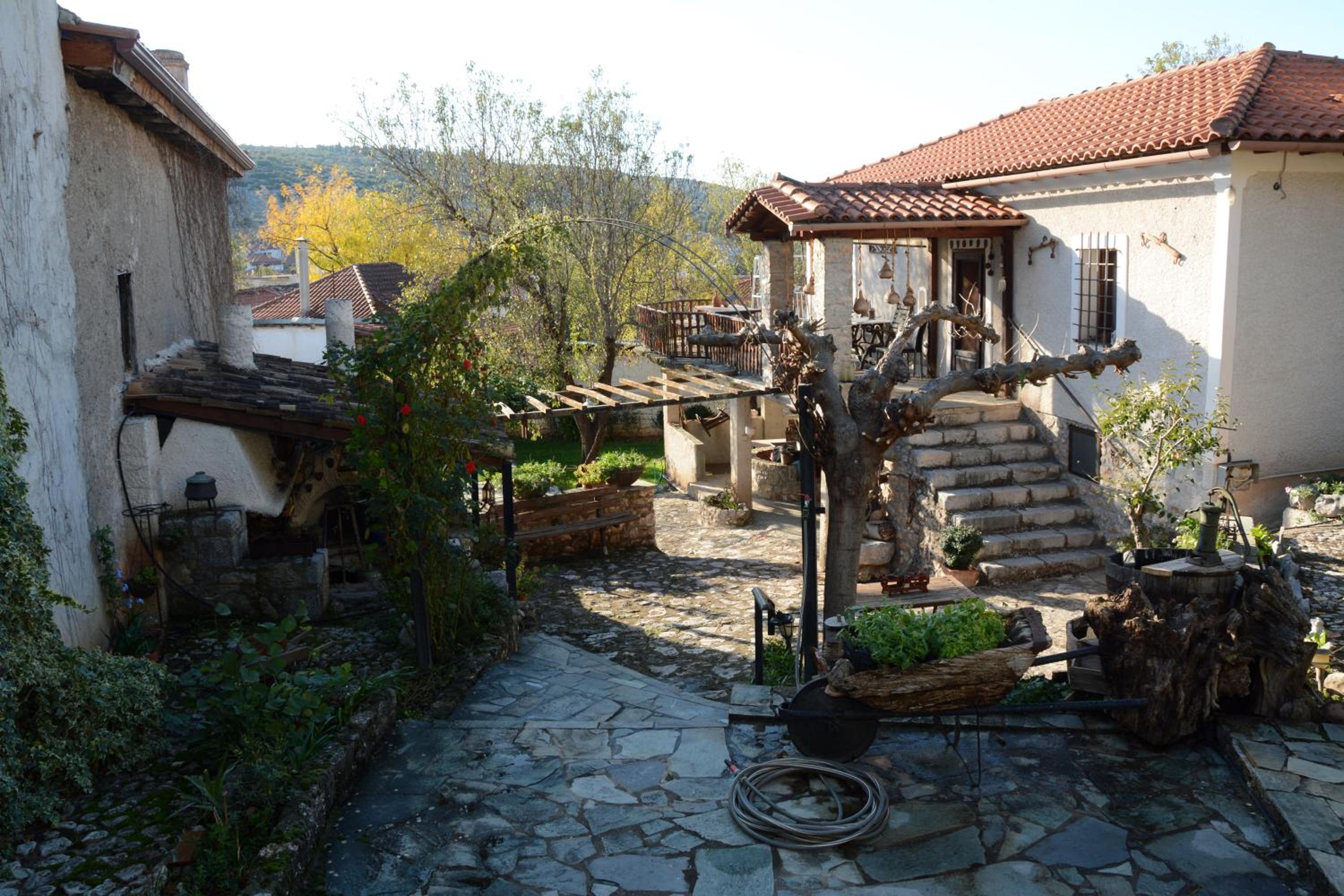 Giorgos' & Noula's Cottage in Desfina village- near Delphi