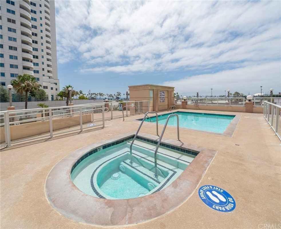 2 Bed Ocean View Balconys Corner Unit LB Convention Center view 4