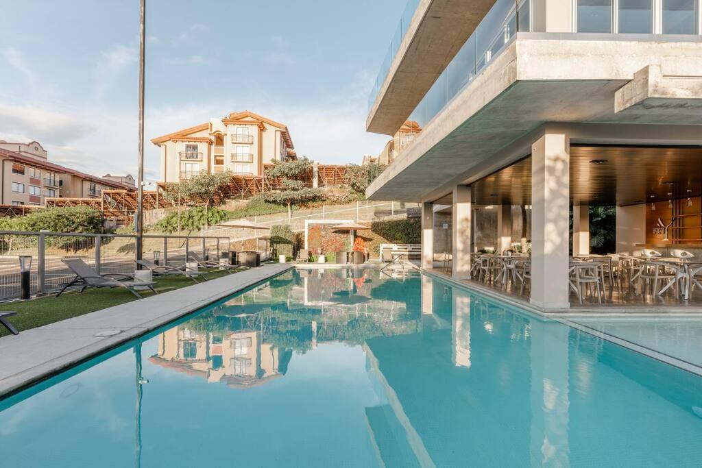 New & Modern APT - 100 MBPS 15 min from airport