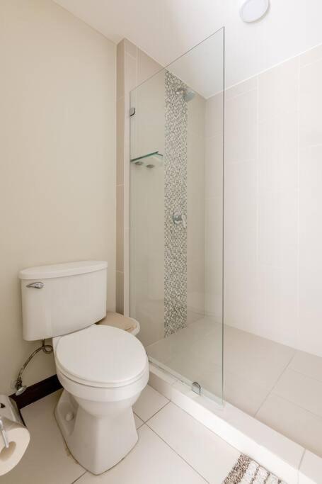 New & Modern APT - 100 MBPS 15 min from airport