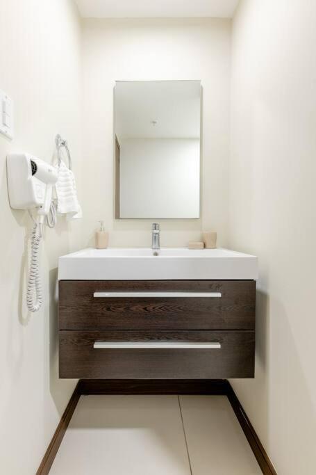 New & Modern APT - 100 MBPS 15 min from airport