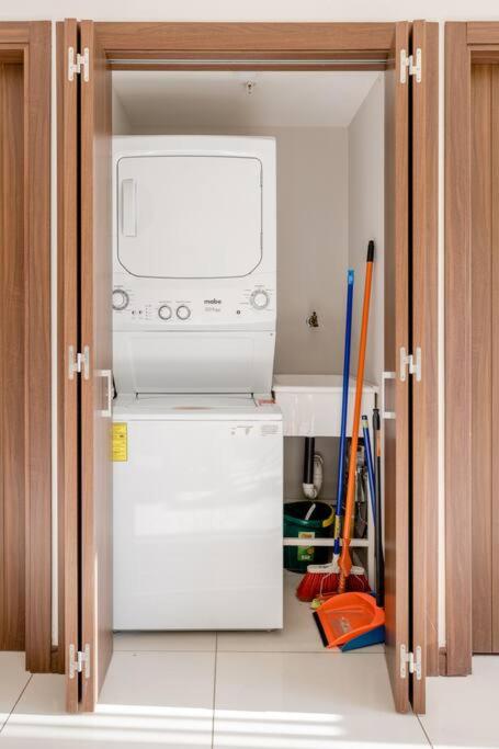 New & Modern APT - 100 MBPS 15 min from airport