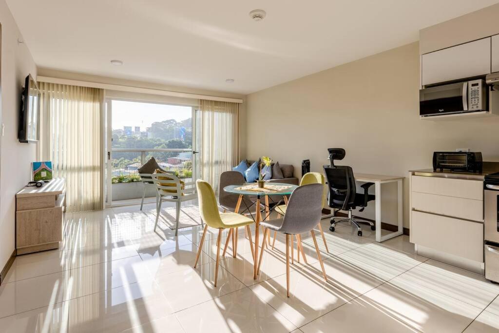 New & Modern APT - 100 MBPS 15 min from airport