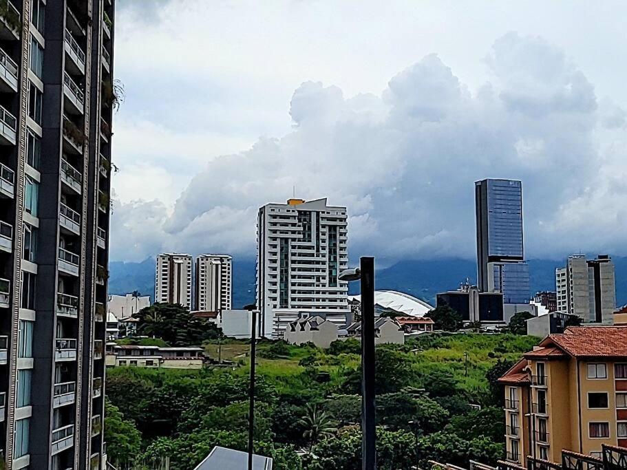 New & Modern APT - 100 MBPS 15 min from airport