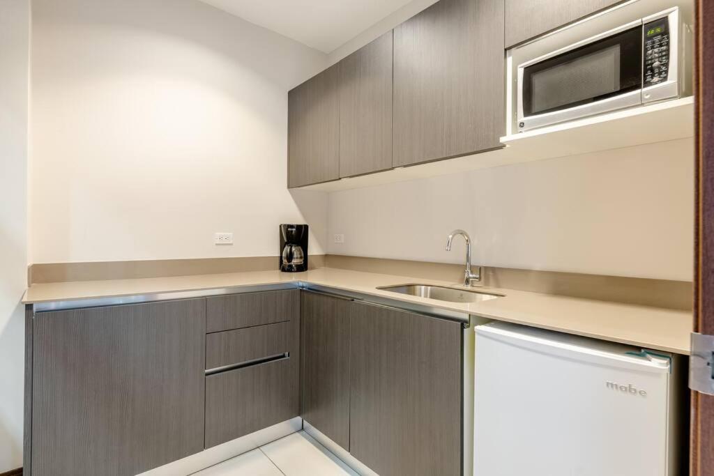 New & Modern APT - 100 MBPS 15 min from airport