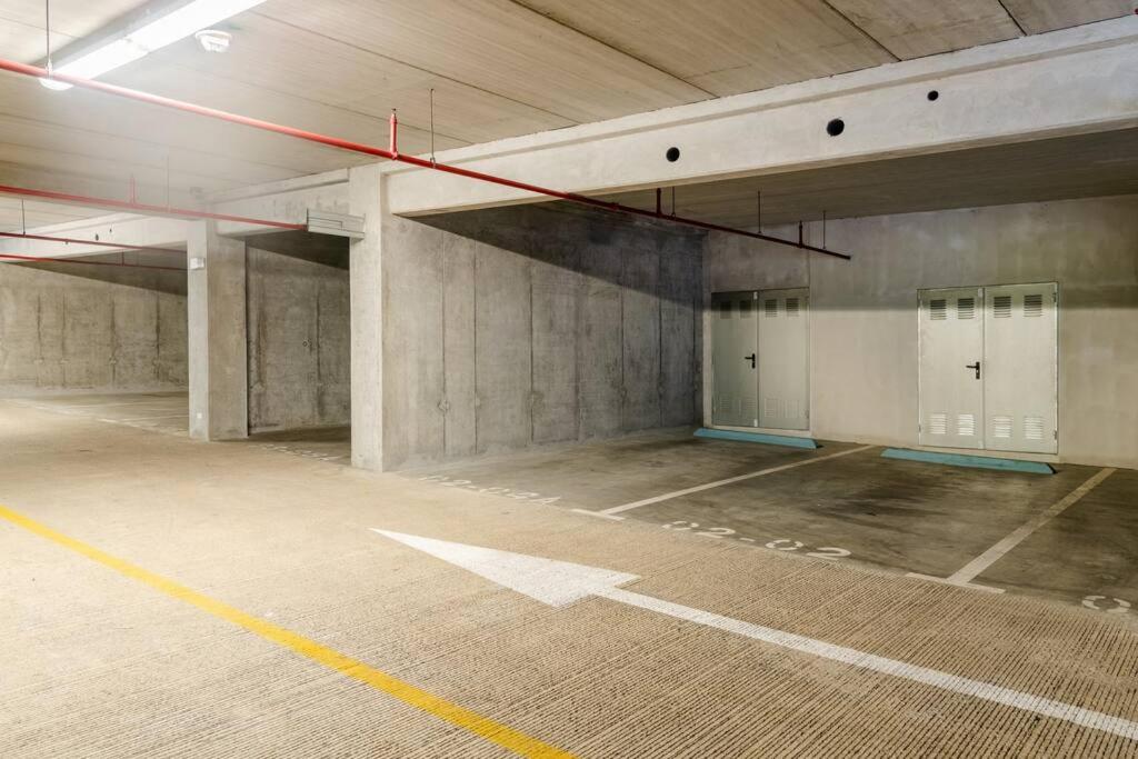 New & Modern APT - 100 MBPS 15 min from airport
