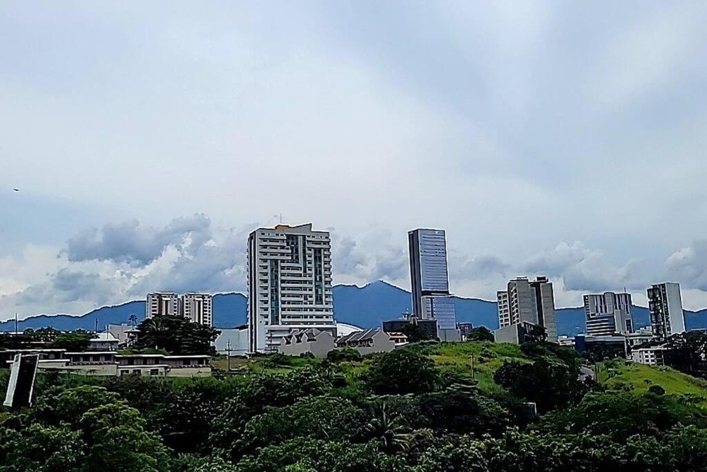 New & Modern APT - 100 MBPS 15 min from airport