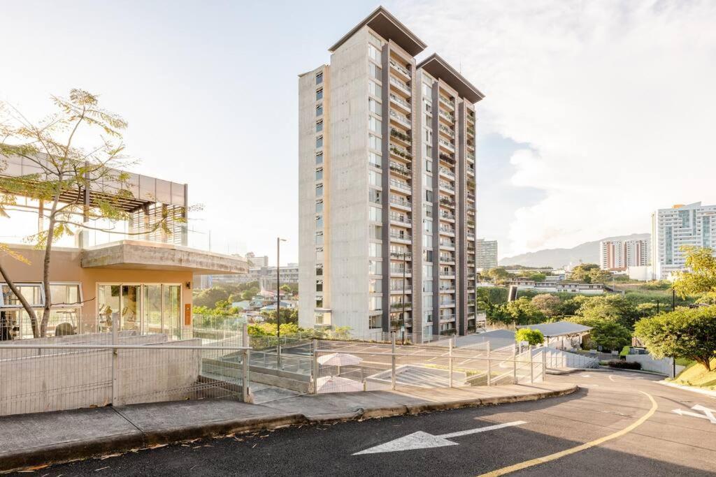 New & Modern APT - 100 MBPS 15 min from airport