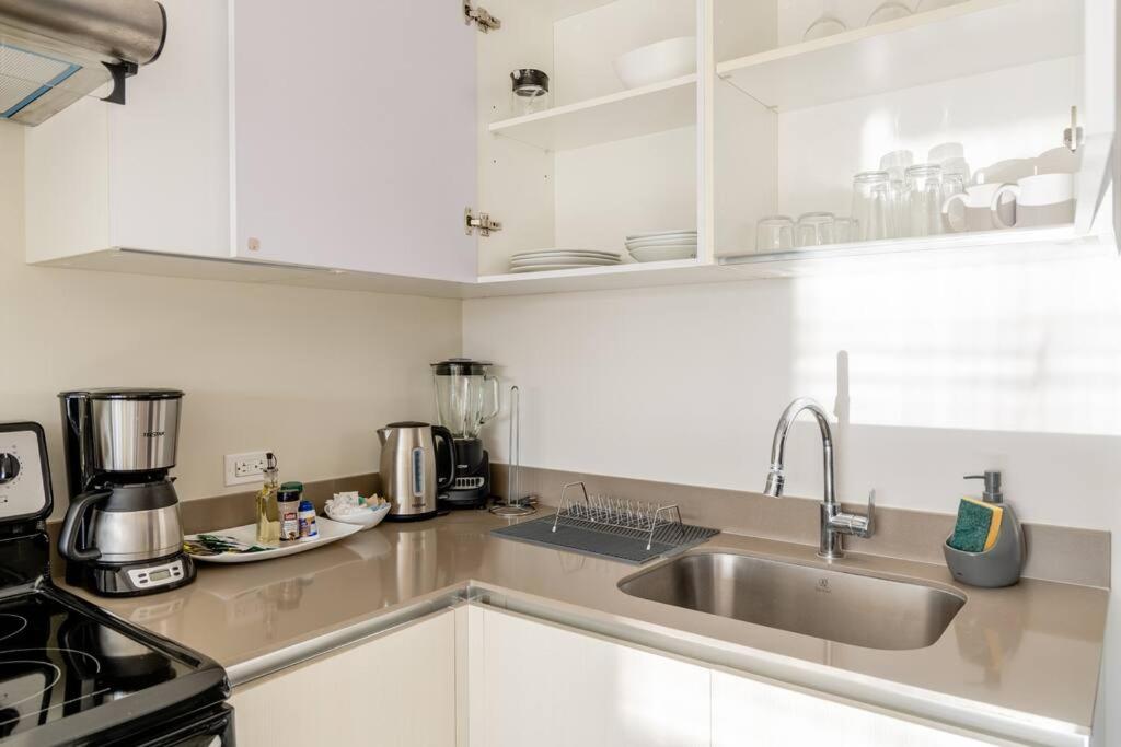New & Modern APT - 100 MBPS 15 min from airport
