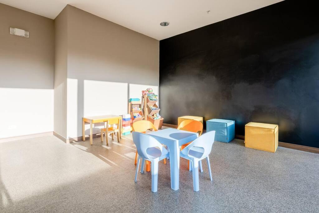 New & Modern APT - 100 MBPS 15 min from airport