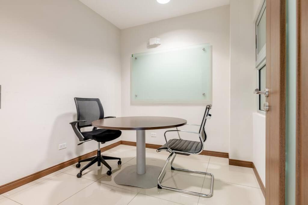 New & Modern APT - 100 MBPS 15 min from airport