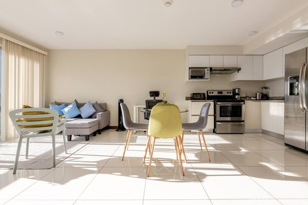 New & Modern APT - 100 MBPS 15 min from airport