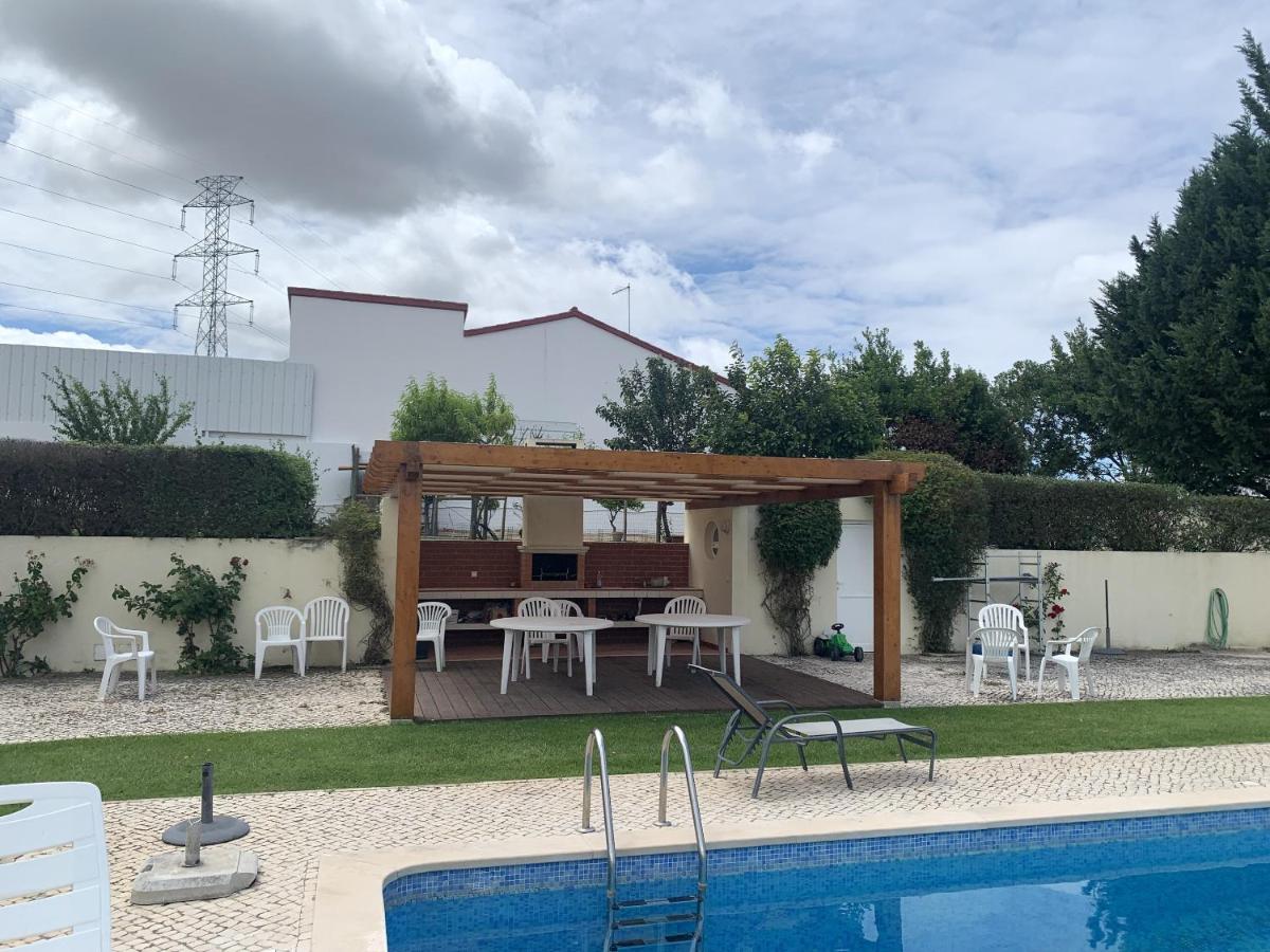 One bedroom house with shared pool enclosed garden and wifi at Alcanhoes