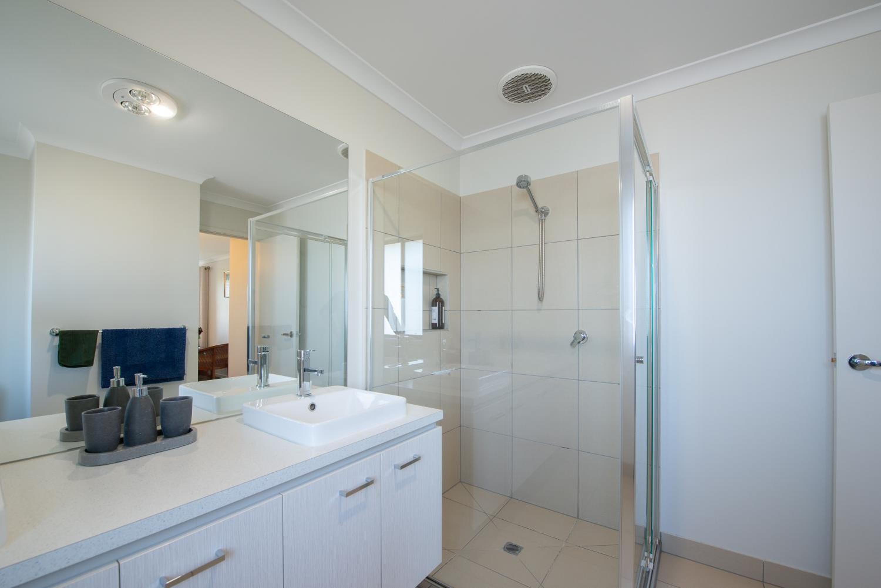 Seabreeze Haven -Wifi, Netflix, pet friendly beach house