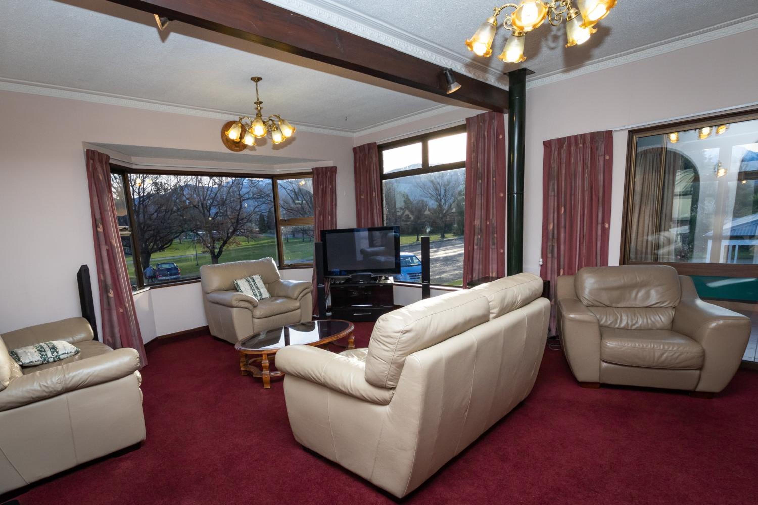 Redcliff House - Te Anau Holiday Home