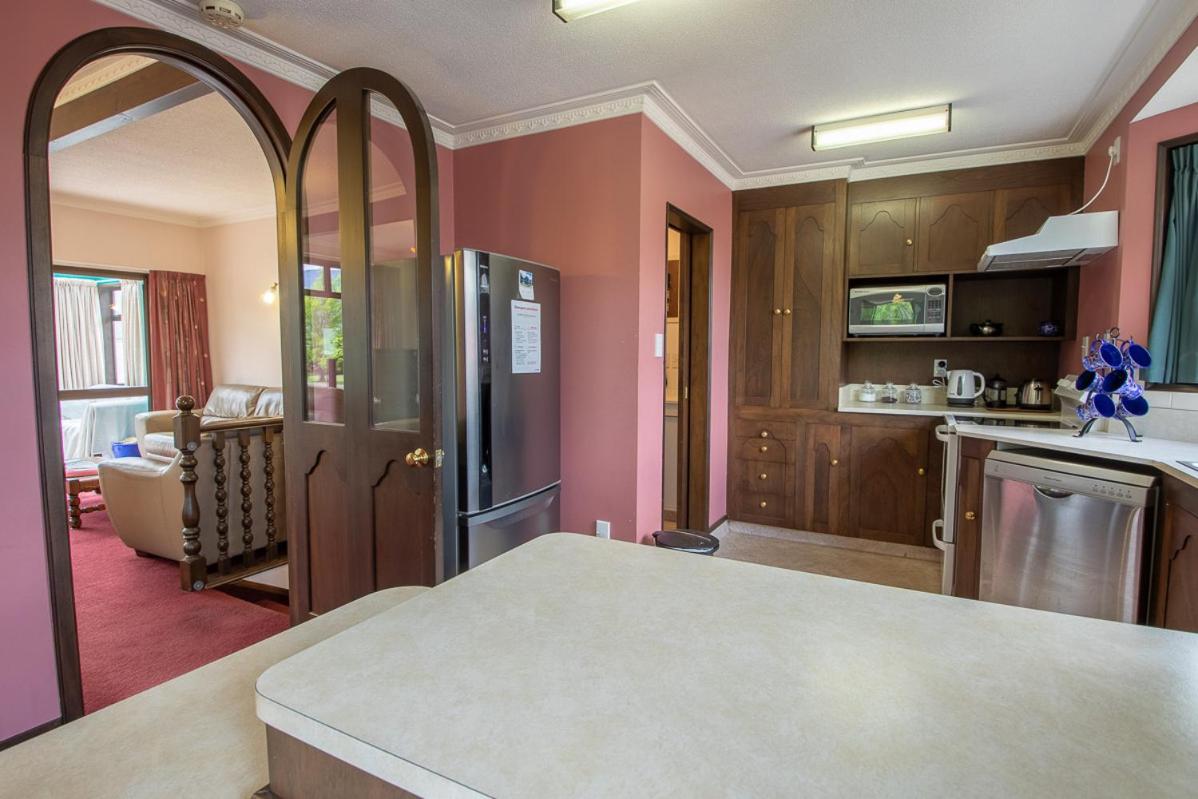 Redcliff House - Te Anau Holiday Home