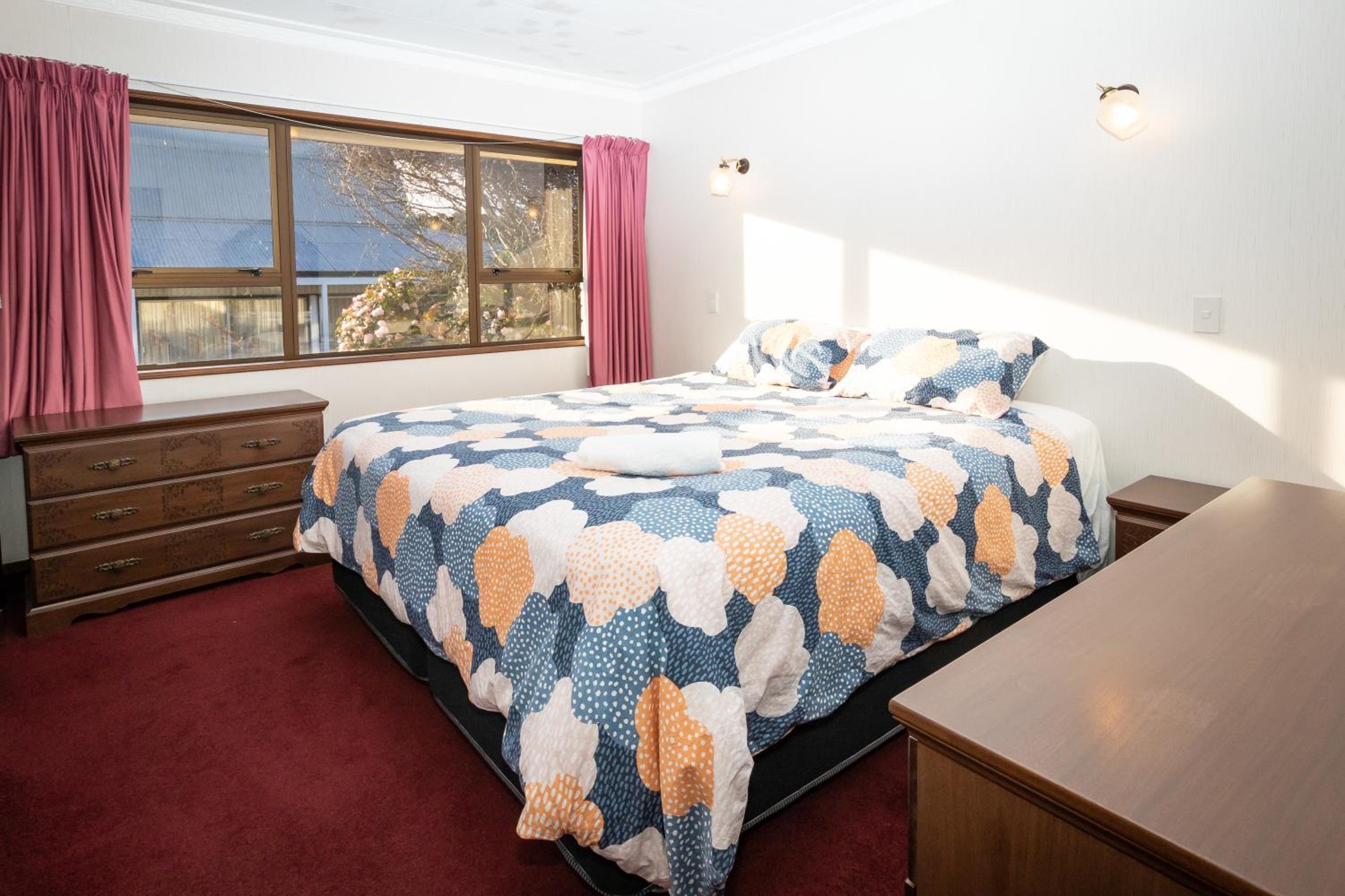 Redcliff House - Te Anau Holiday Home