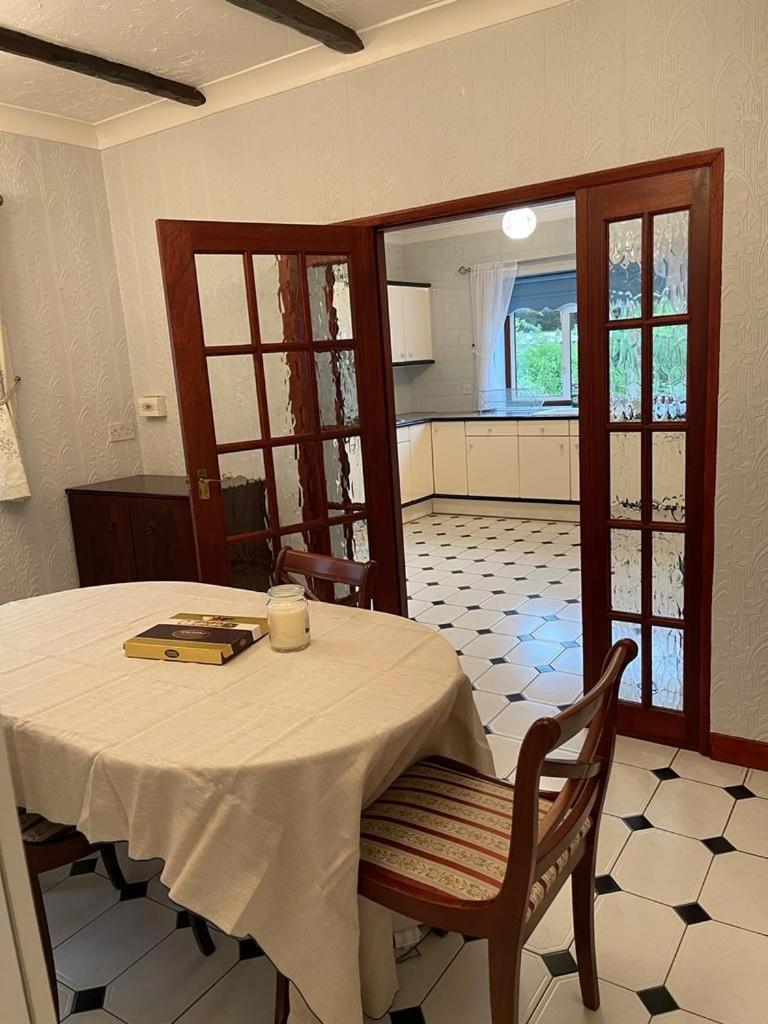Cheerful 3 bedroom house with off street parking view 4
