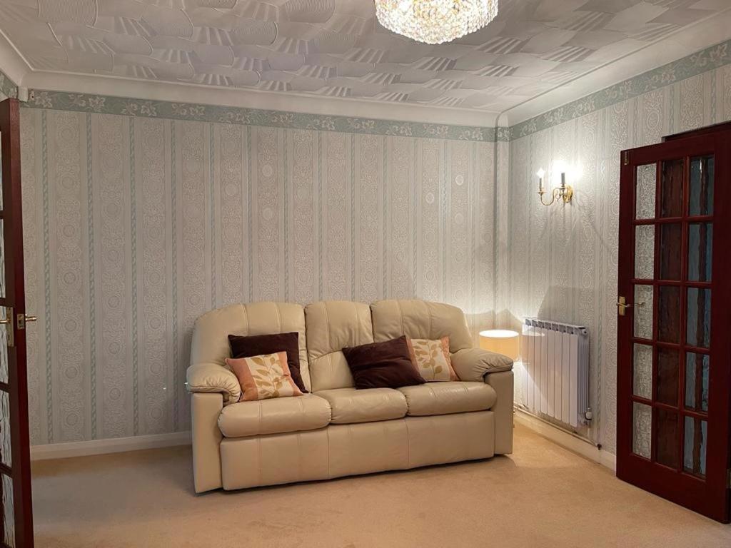 Cheerful 3 bedroom house with off street parking view 3