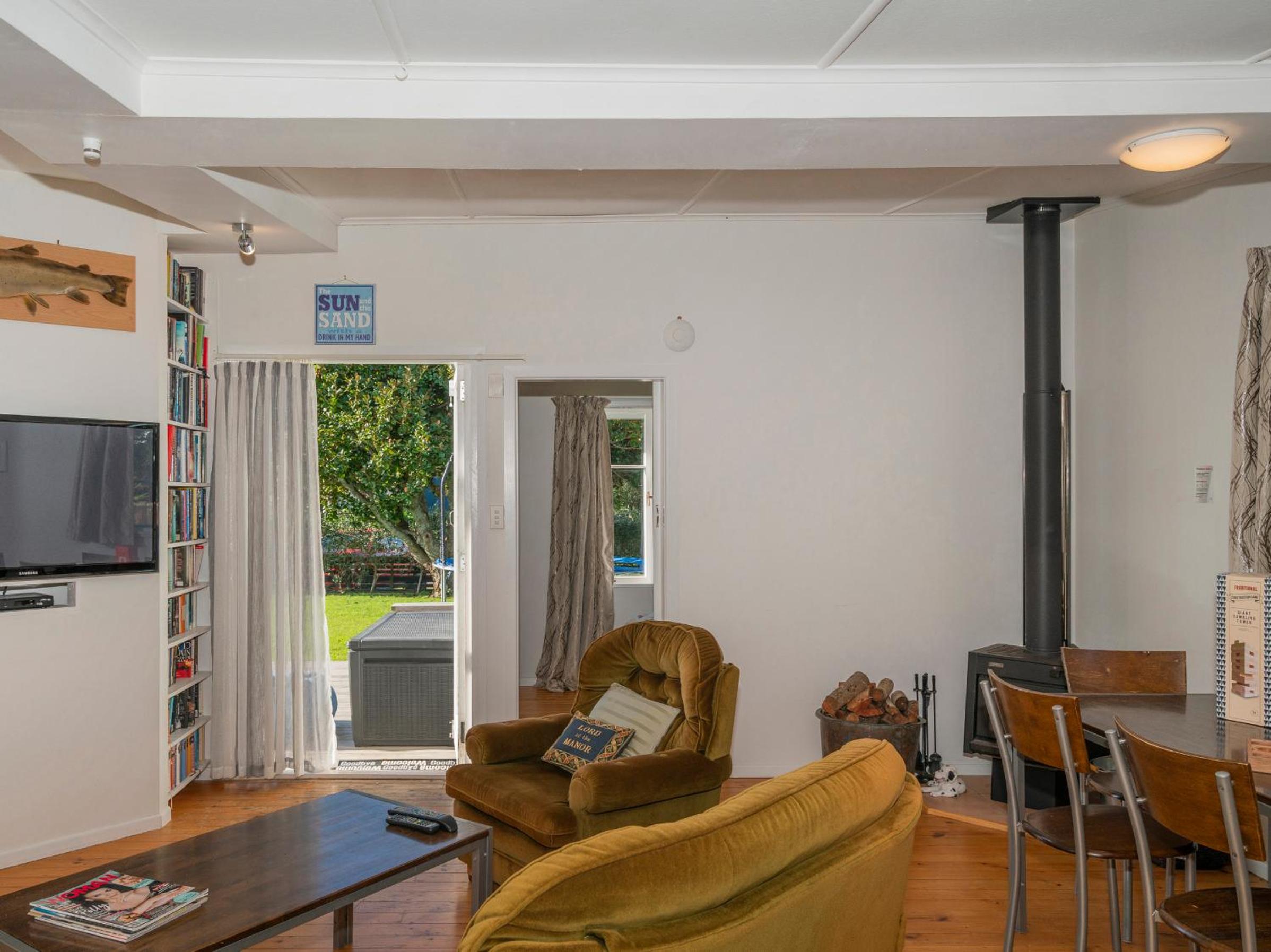 Pipi Palace - Whangamata Bach view 3