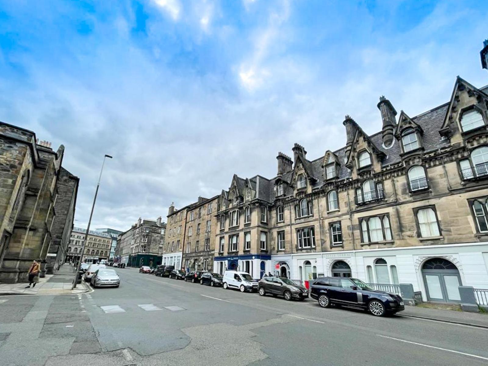 Open Plan 2 Bed Apt, Near Edinburgh Castle view 5