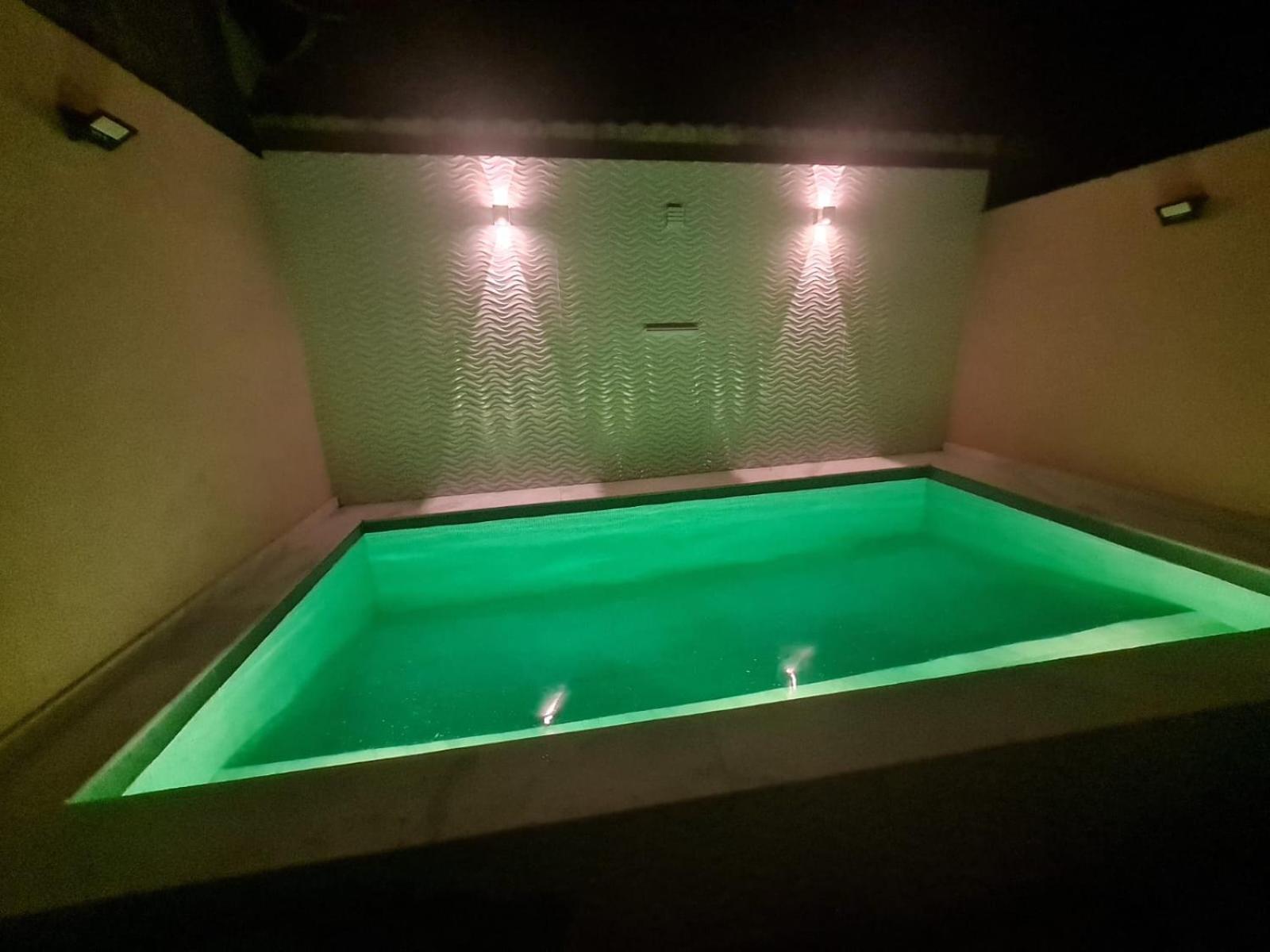 A Casa Linda Com Piscina Aquecida churrasqueira wifi pertinho da praia em Itanhaém