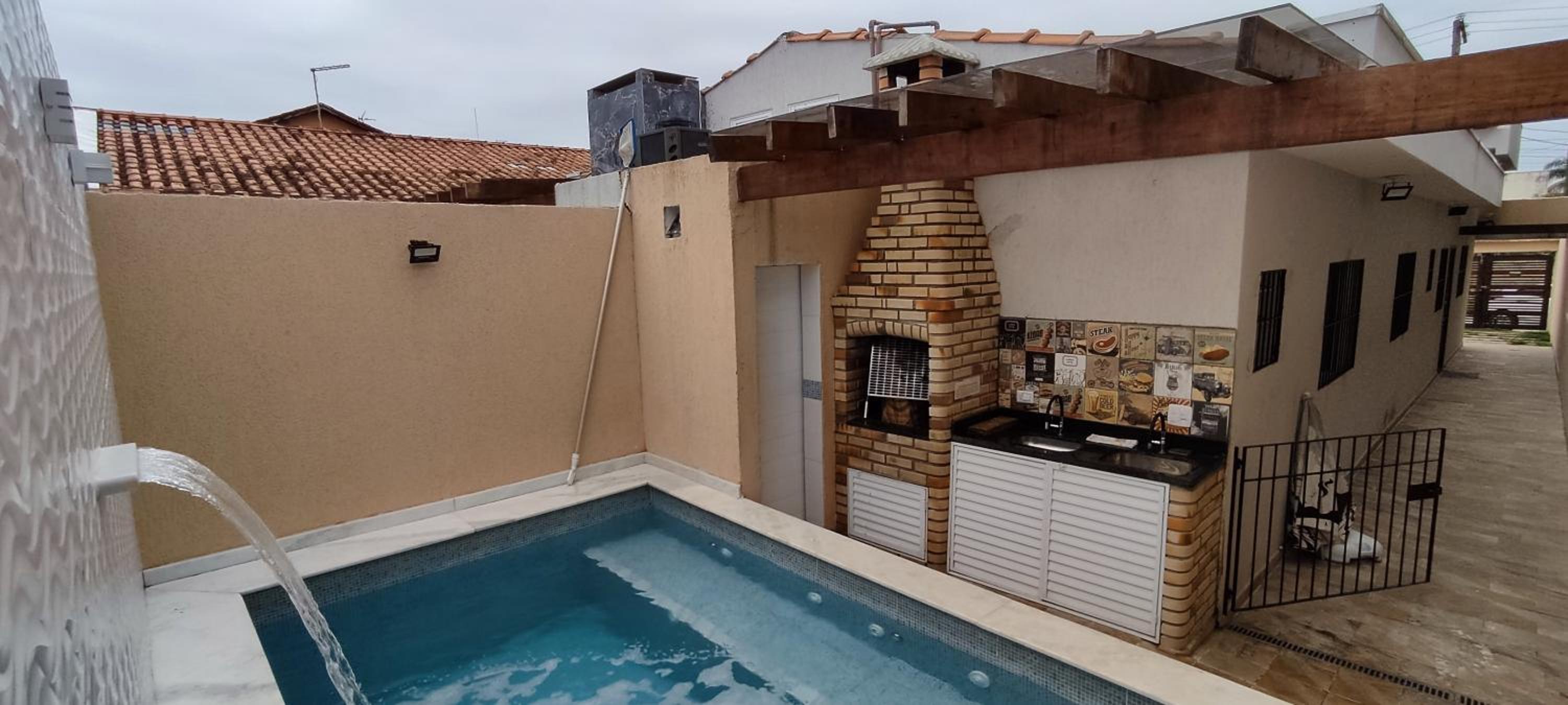 A Casa Linda Com Piscina Aquecida churrasqueira wifi pertinho da praia em Itanhaém