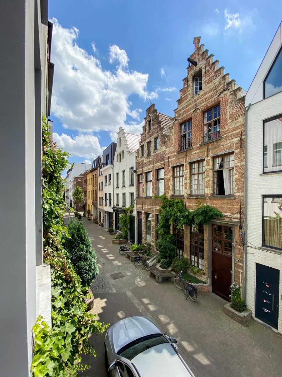 Suite city center in quiet street & airco view 3