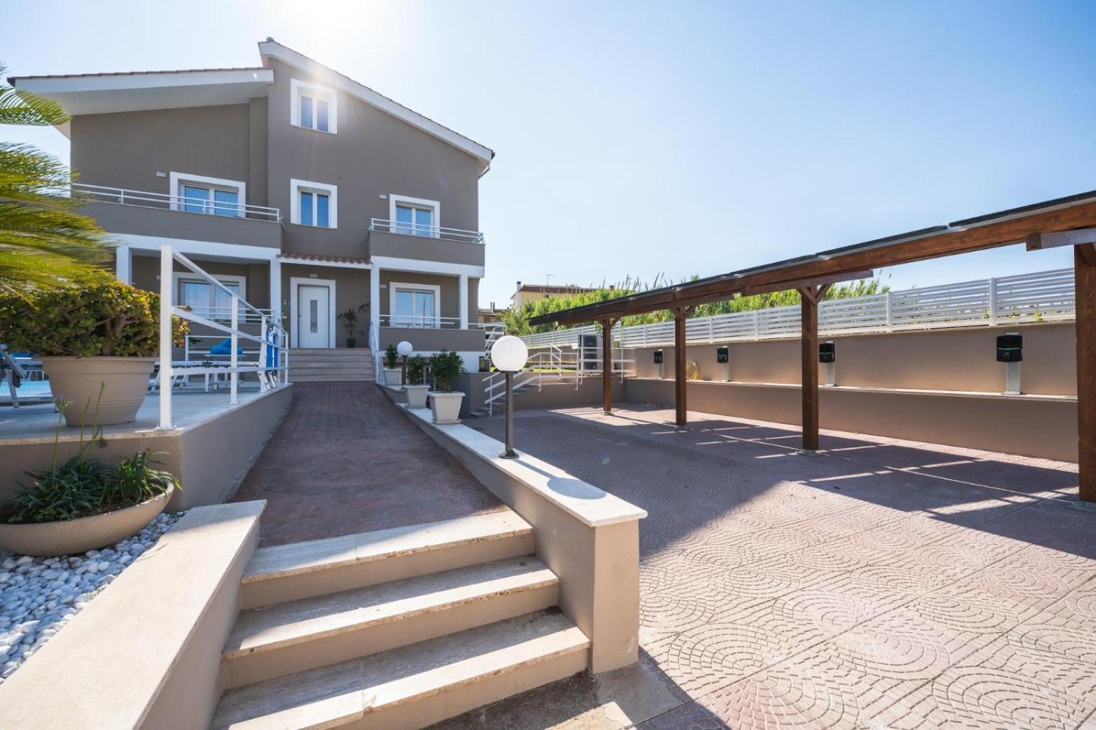 Hotel Stampeggioni Appartamenti - Image 1