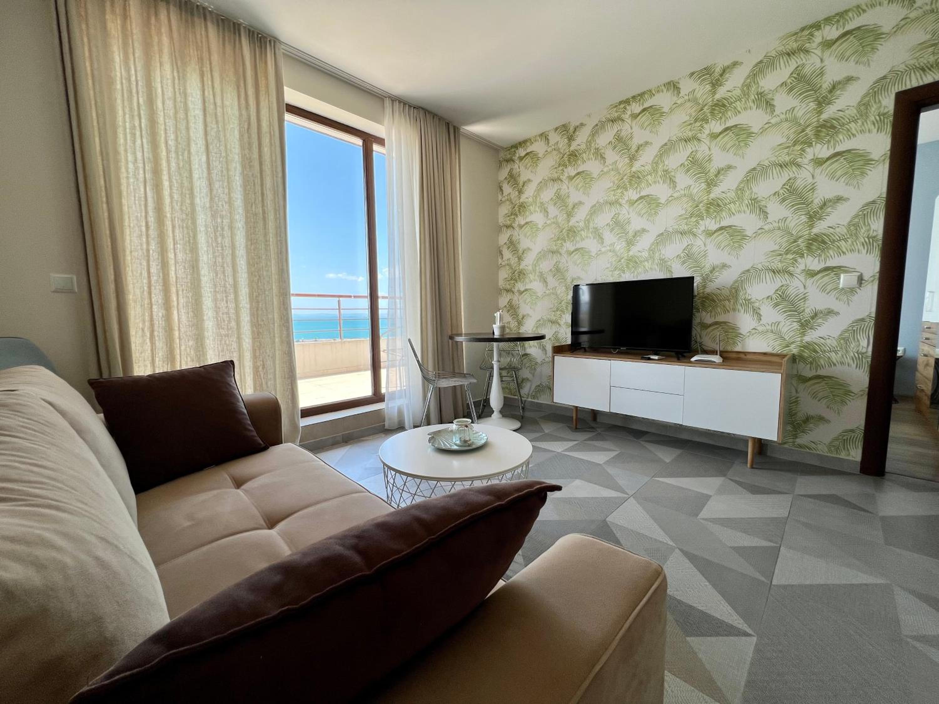 Romantic Getaway 1-BD Apartment with Sea View by Flat Mаnаger view 5