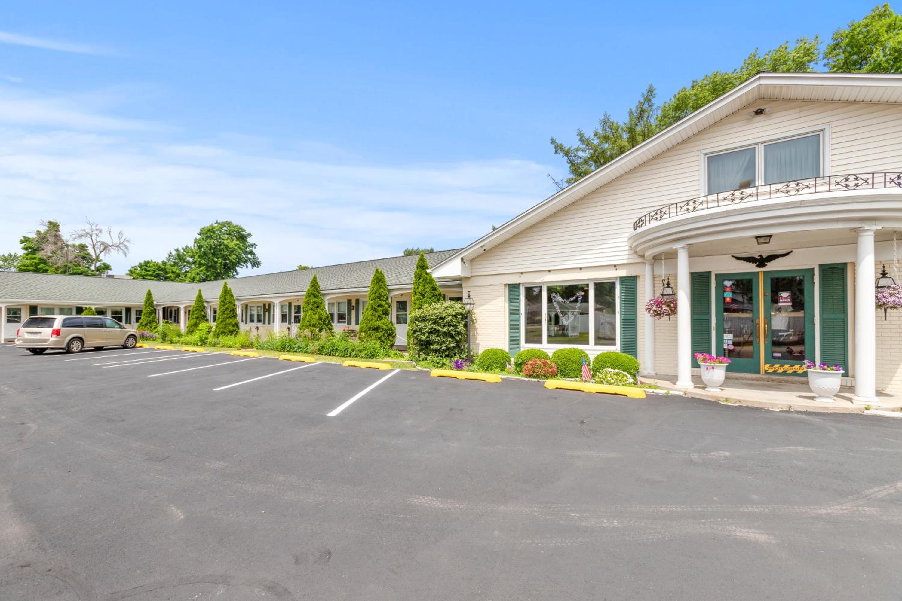 Glass House Inn Erie Near I-90 & I-79