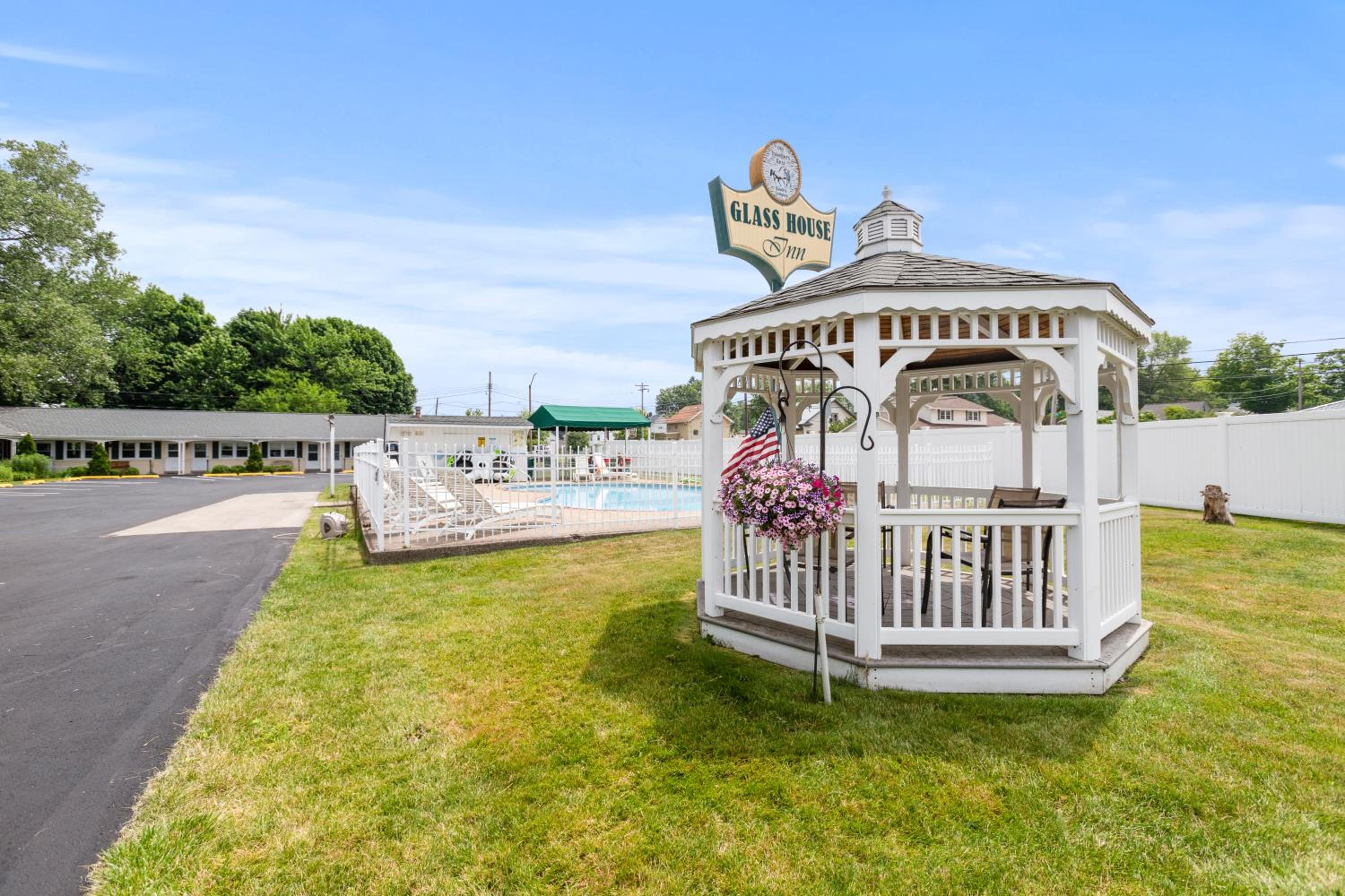 Glass House Inn Erie Near I-90 & I-79
