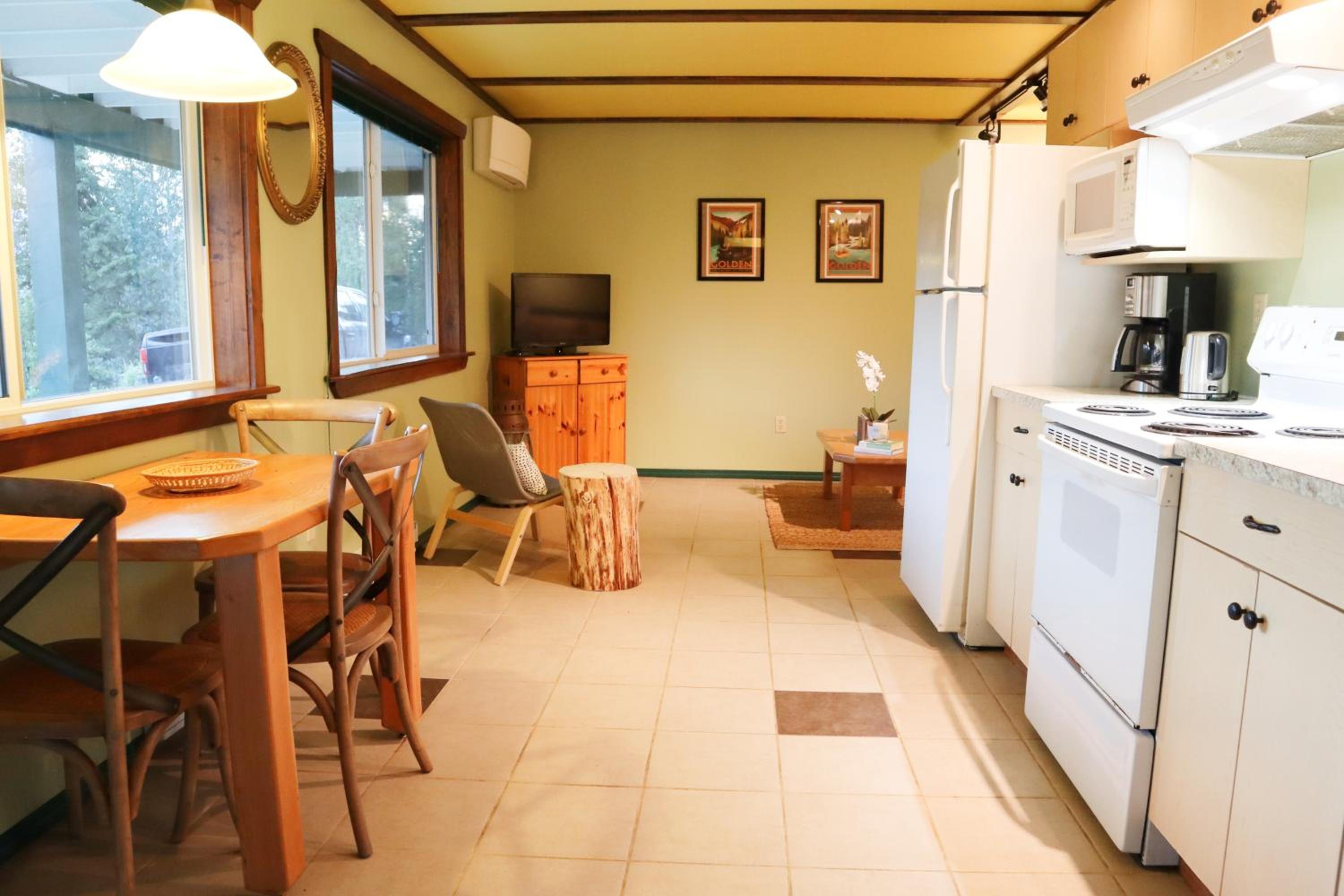 Golden Vacations - 2mins to Town, AC  Sauna, Self Check-in, Full Kitchen, Free Laundry  Parking, Family Pet Friendly, Comfortably Sleeps Up To 10 - Property Image 47