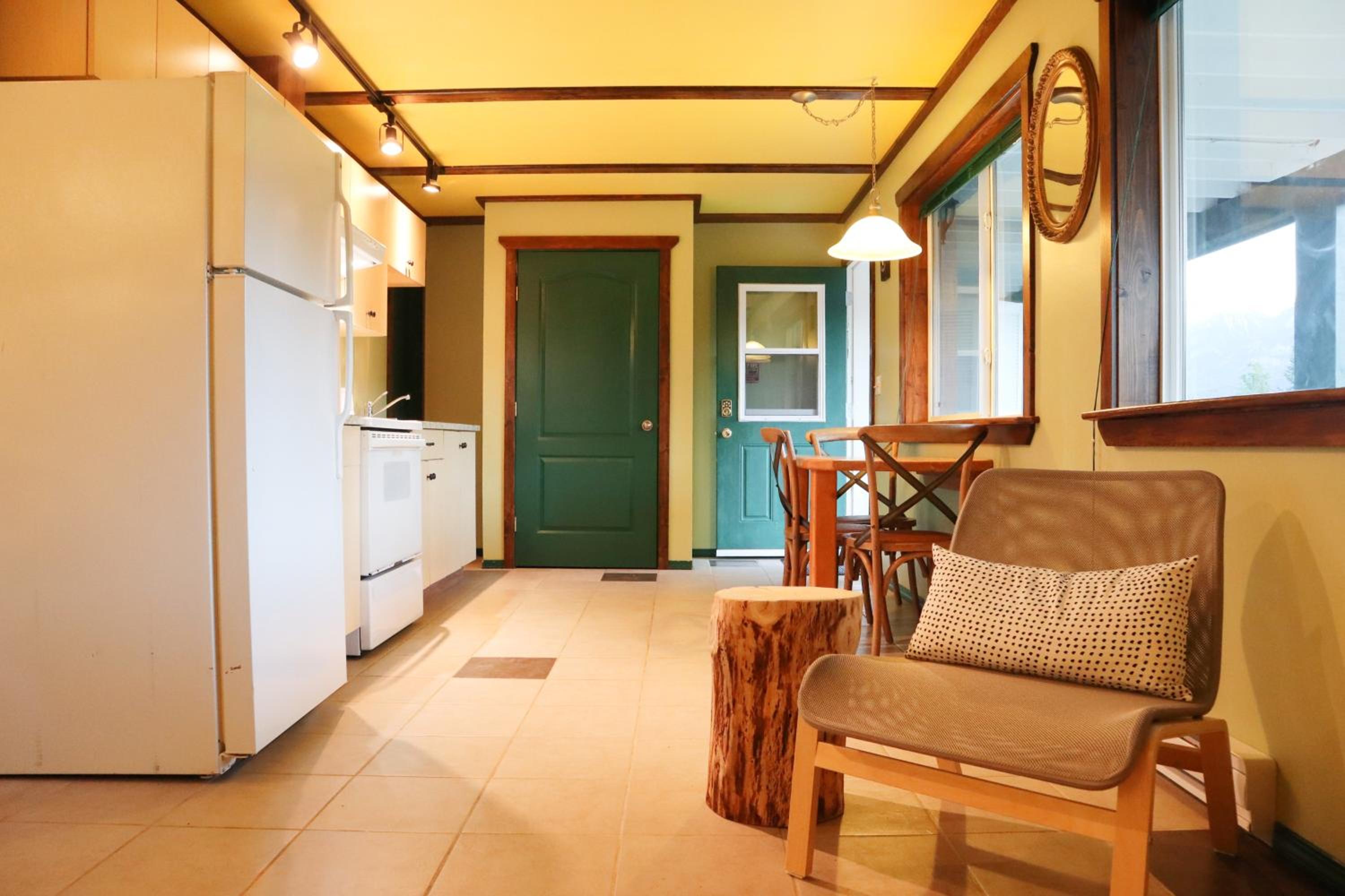 Golden Vacations - 2mins to Town, AC  Sauna, Self Check-in, Full Kitchen, Free Laundry  Parking, Family Pet Friendly, Comfortably Sleeps Up To 10 - Property Image 46