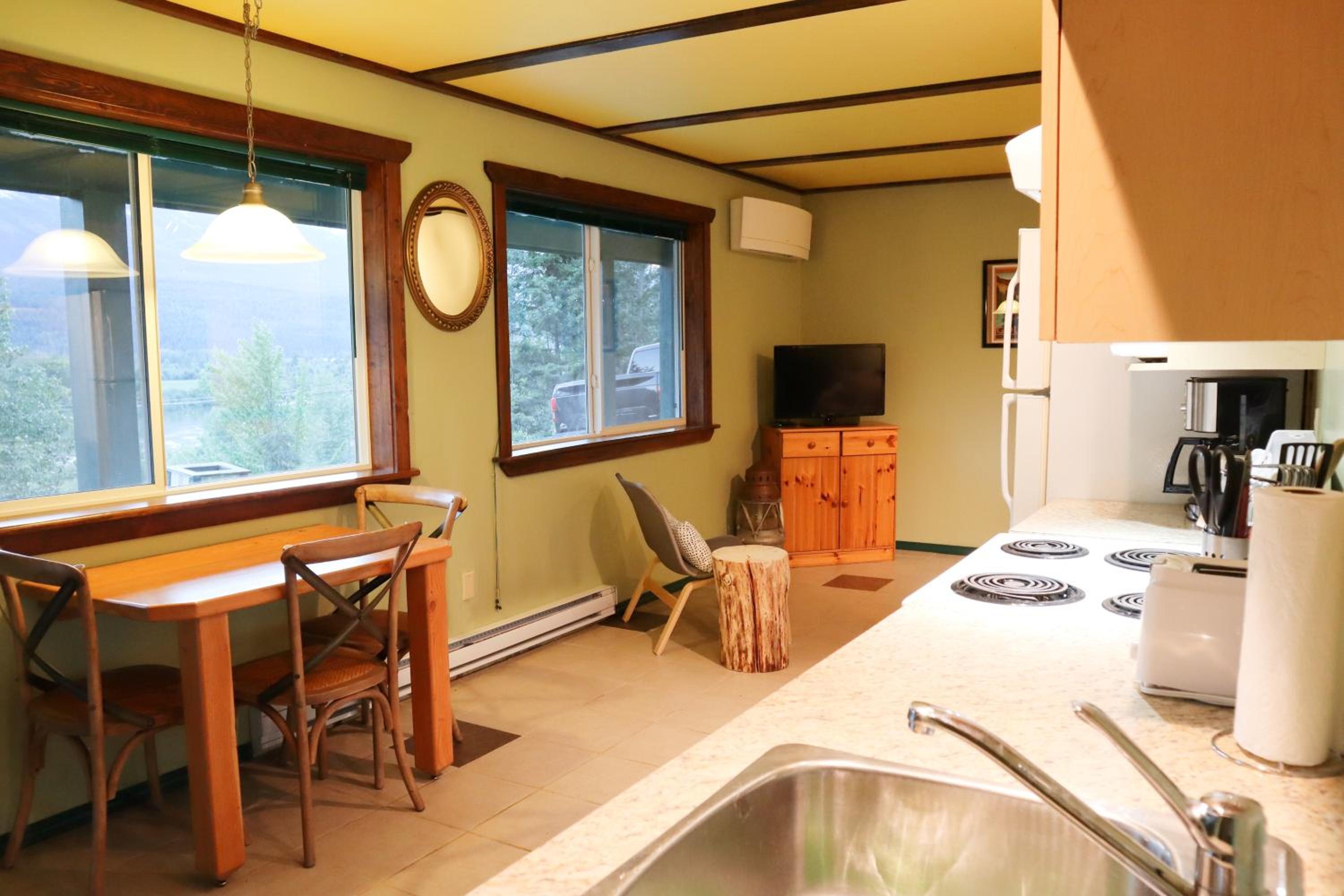 Golden Vacations - 2mins to Town, AC  Sauna, Self Check-in, Full Kitchen, Free Laundry  Parking, Family Pet Friendly, Comfortably Sleeps Up To 10 - Property Image 48