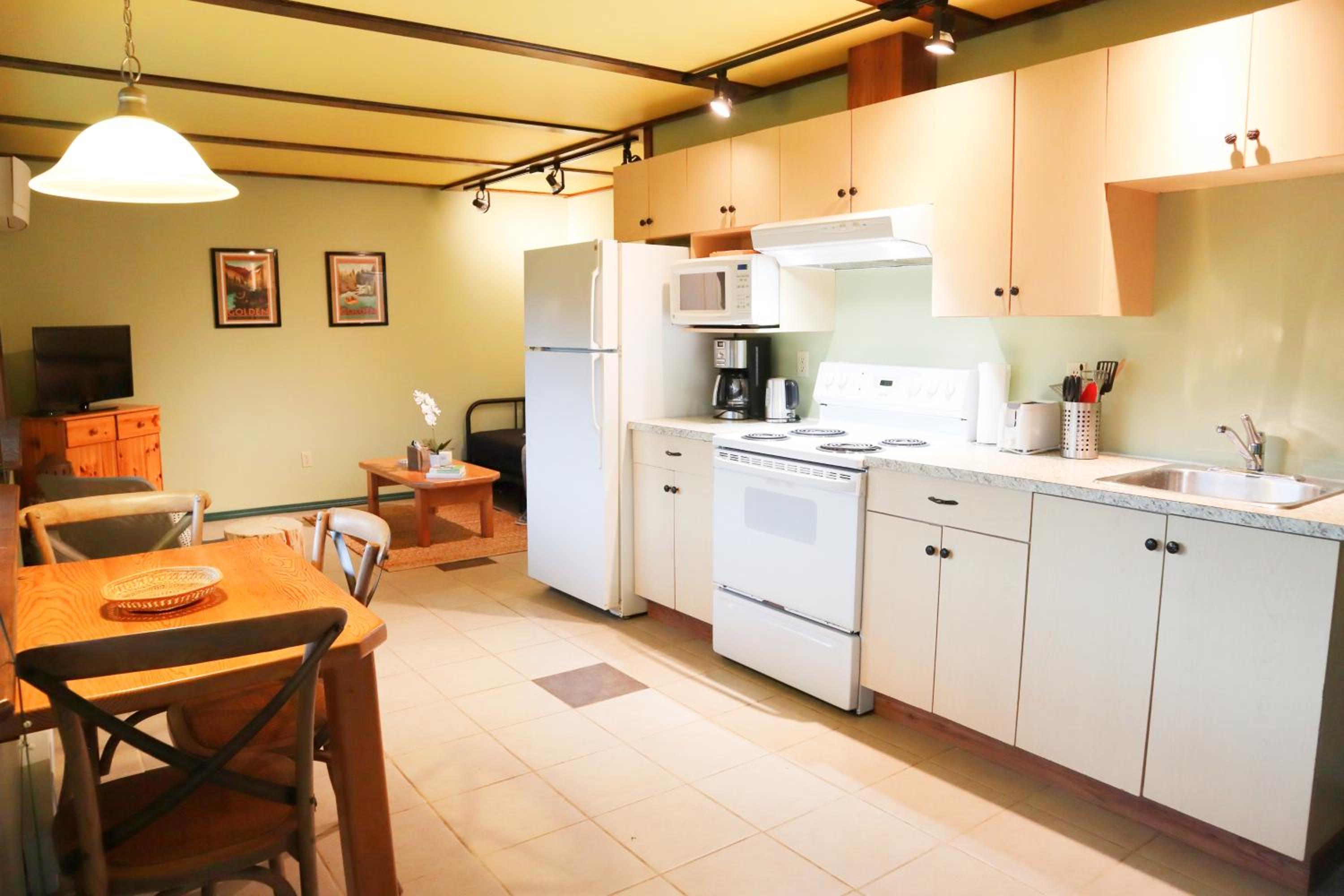 Golden Vacations - 2mins to Town, AC  Sauna, Self Check-in, Full Kitchen, Free Laundry  Parking, Family Pet Friendly, Comfortably Sleeps Up To 10 - Property Image 32