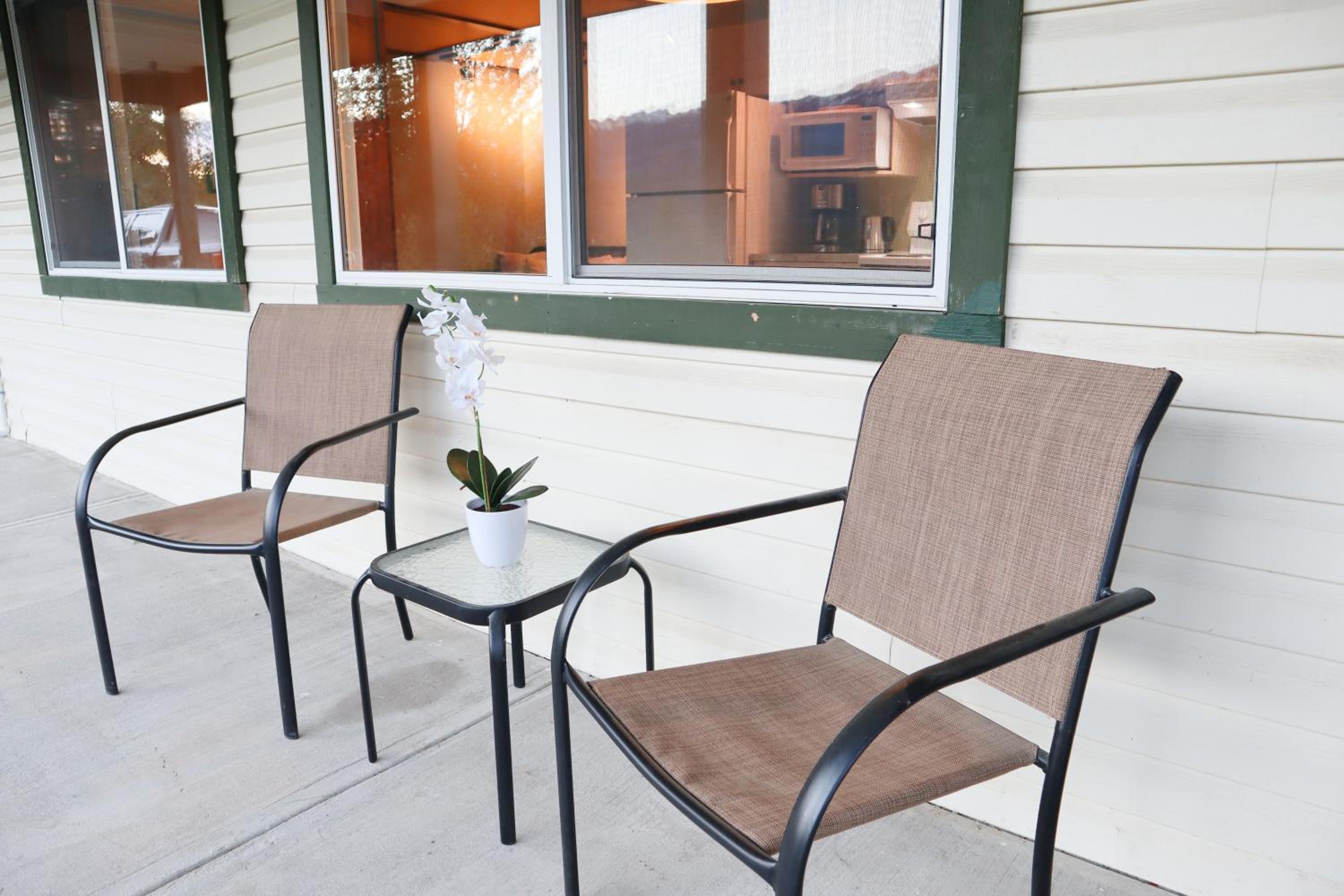 Golden Vacations - 2mins to Town, AC  Sauna, Self Check-in, Full Kitchen, Free Laundry  Parking, Family Pet Friendly, Comfortably Sleeps Up To 10 - Property Image 49