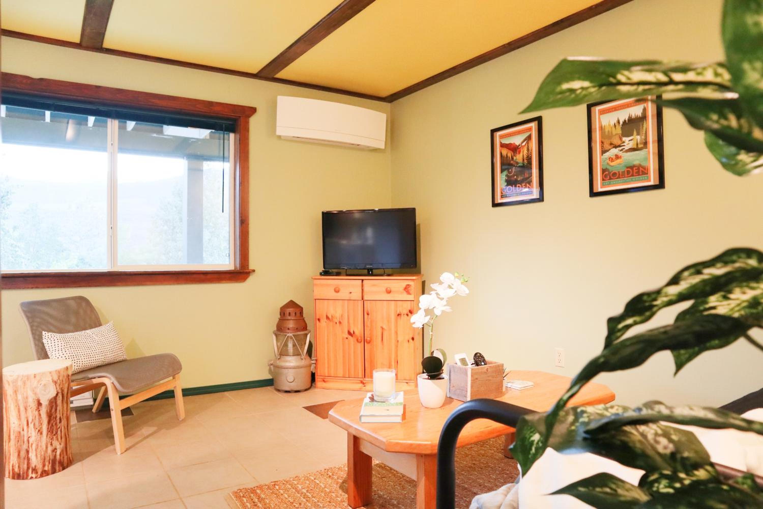 Golden Vacations - 2mins to Town, AC  Sauna, Self Check-in, Full Kitchen, Free Laundry  Parking, Family Pet Friendly, Comfortably Sleeps Up To 10 - Property Image 26