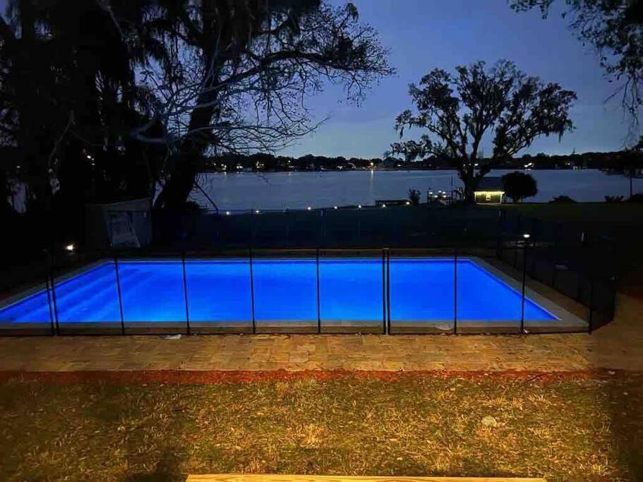 Luxurious 4 bedroom lake house 3min from Universal