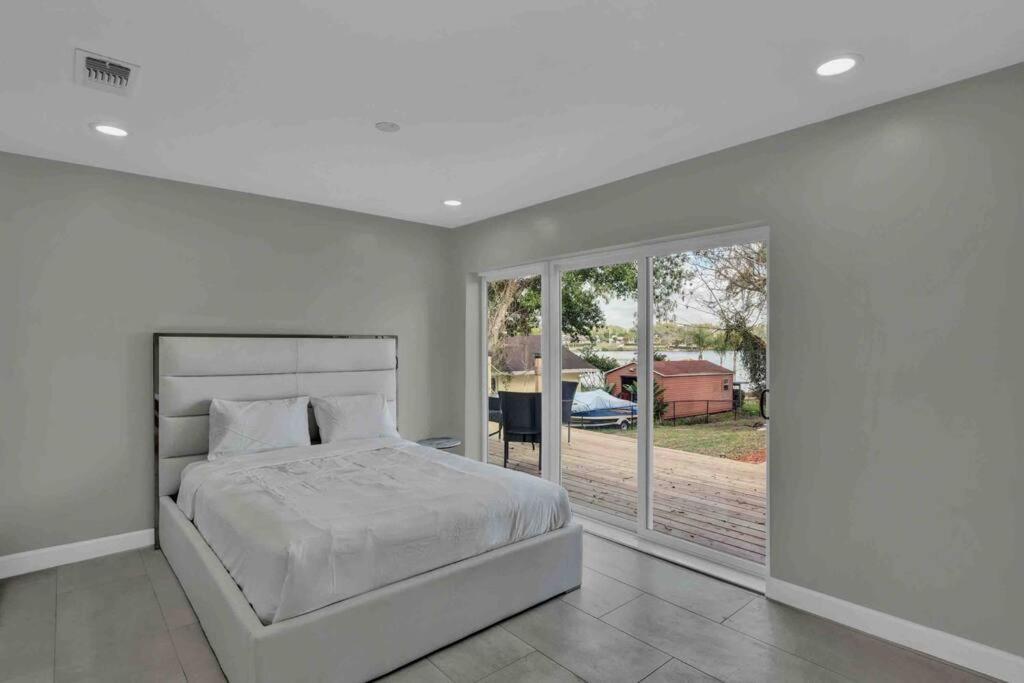 Luxurious 4 bedroom lake house 3min from Universal