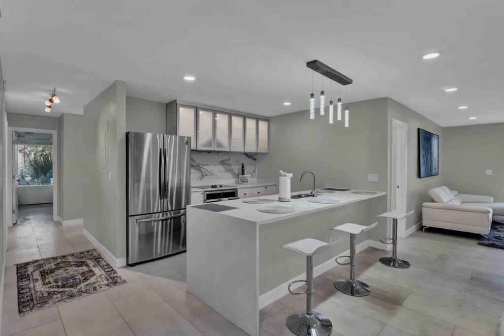 Luxurious 4 bedroom lake house 3min from Universal