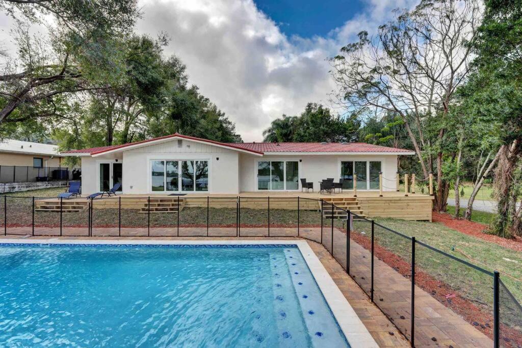 Luxurious 4 bedroom lake house 3min from Universal