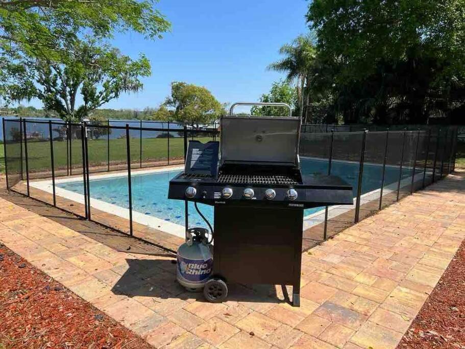 Luxurious 4 bedroom lake house 3min from Universal