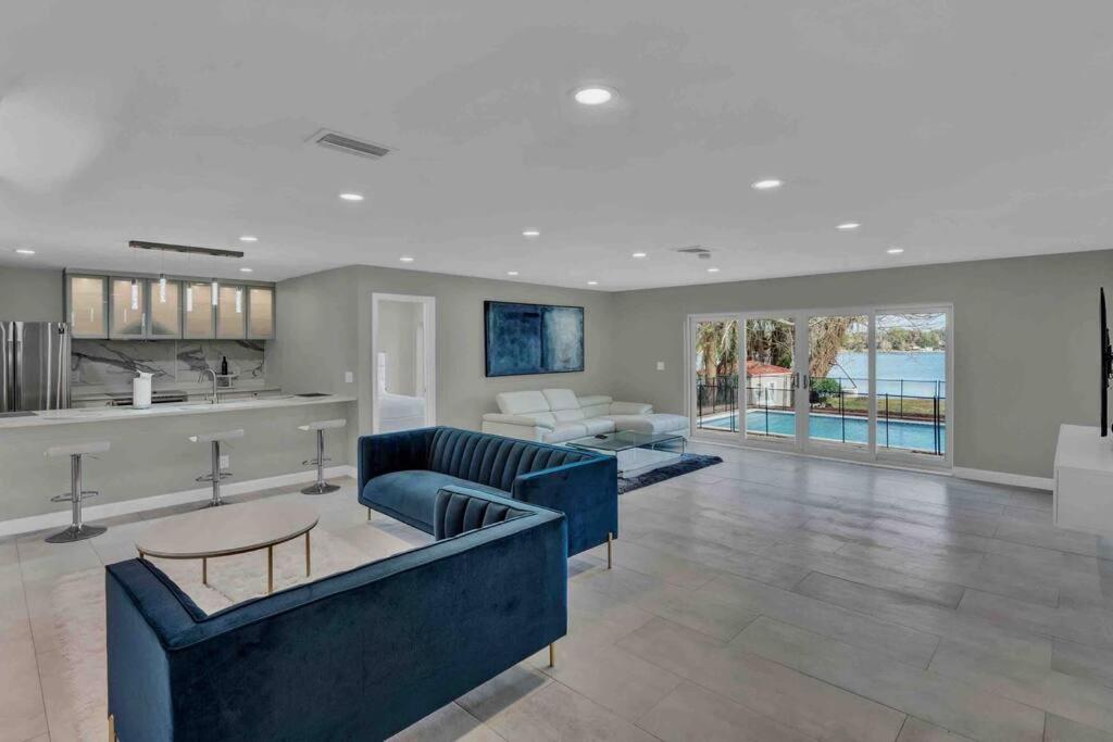 Luxurious 4 bedroom lake house 3min from Universal