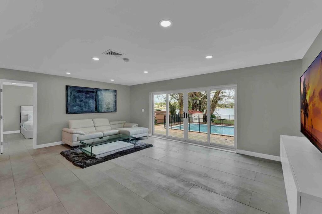 Luxurious 4 bedroom lake house 3min from Universal